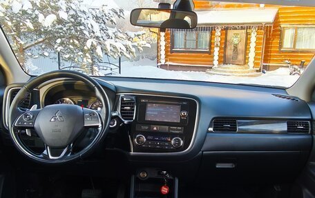 Mitsubishi Outlander III рестайлинг 3, 2015 год, 1 990 000 рублей, 14 фотография