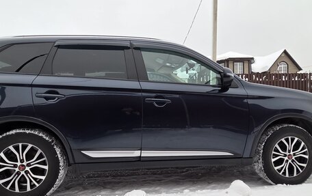 Mitsubishi Outlander III рестайлинг 3, 2018 год, 2 100 000 рублей, 10 фотография