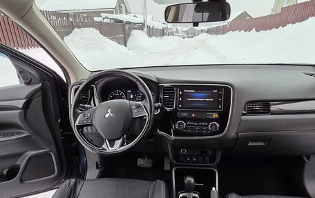 Mitsubishi Outlander III рестайлинг 3, 2018 год, 2 100 000 рублей, 13 фотография