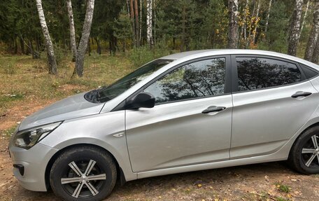 Hyundai Solaris II рестайлинг, 2015 год, 820 000 рублей, 2 фотография