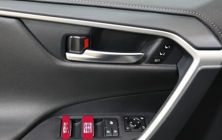 Toyota RAV4, 2021 год, 3 750 000 рублей, 21 фотография