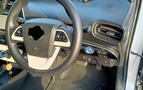 Toyota Prius IV XW50, 2017 год, 1 650 000 рублей, 3 фотография