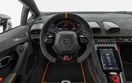 Lamborghini Huracán, 2023 год, 37 000 000 рублей, 15 фотография