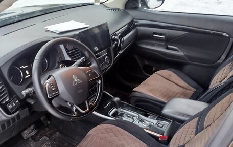 Mitsubishi Outlander III рестайлинг 3, 2019 год, 2 250 000 рублей, 3 фотография