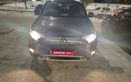 Mitsubishi Outlander III рестайлинг 3, 2019 год, 2 250 000 рублей, 1 фотография