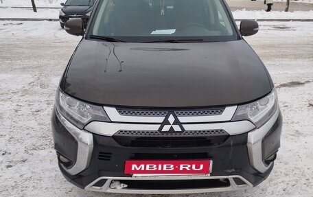 Mitsubishi Outlander III рестайлинг 3, 2019 год, 2 250 000 рублей, 8 фотография