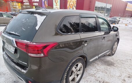 Mitsubishi Outlander III рестайлинг 3, 2019 год, 2 250 000 рублей, 11 фотография