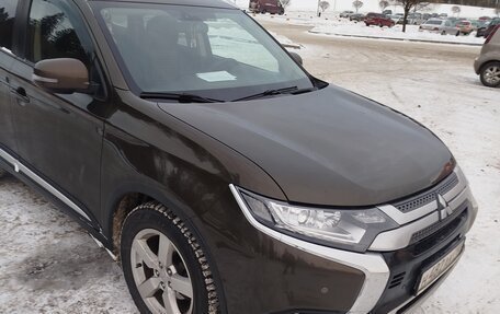 Mitsubishi Outlander III рестайлинг 3, 2019 год, 2 250 000 рублей, 9 фотография