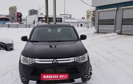 Mitsubishi Outlander III рестайлинг 3, 2014 год, 1 350 000 рублей, 2 фотография