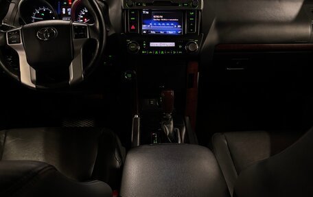 Toyota Land Cruiser Prado 150 рестайлинг 2, 2017 год, 4 250 000 рублей, 8 фотография