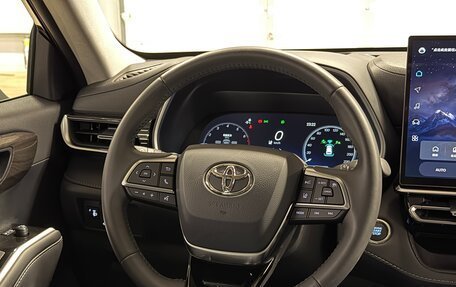 Toyota Highlander, 2025 год, 5 799 000 рублей, 23 фотография