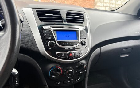 Hyundai Solaris II рестайлинг, 2012 год, 1 000 000 рублей, 10 фотография