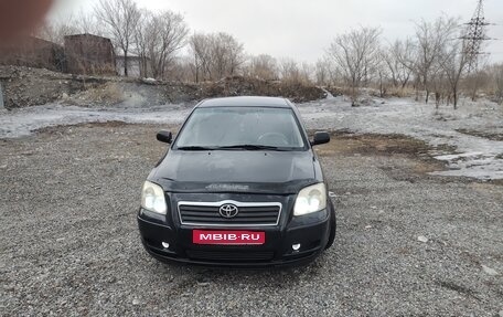 Toyota Avensis III рестайлинг, 2004 год, 690 000 рублей, 1 фотография