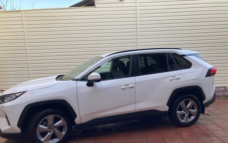 Toyota RAV4, 2020 год, 3 100 000 рублей, 2 фотография