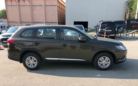 Mitsubishi Outlander III рестайлинг 3, 2021 год, 2 600 000 рублей, 2 фотография