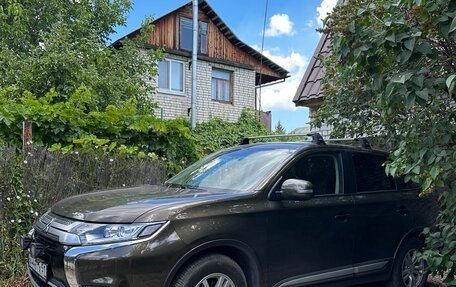 Mitsubishi Outlander III рестайлинг 3, 2021 год, 2 600 000 рублей, 8 фотография