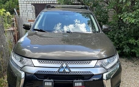 Mitsubishi Outlander III рестайлинг 3, 2021 год, 2 600 000 рублей, 7 фотография