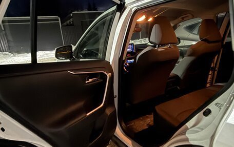 Toyota RAV4, 2019 год, 3 300 000 рублей, 14 фотография