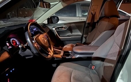 Toyota RAV4, 2019 год, 3 300 000 рублей, 13 фотография