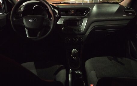 KIA Rio III рестайлинг, 2013 год, 895 000 рублей, 6 фотография