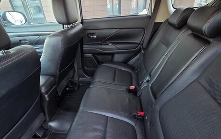 Mitsubishi Outlander III рестайлинг 3, 2015 год, 1 950 000 рублей, 12 фотография