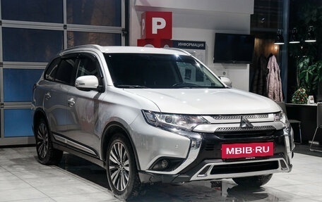 Mitsubishi Outlander III рестайлинг 3, 2019 год, 2 150 000 рублей, 3 фотография