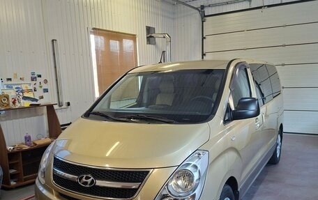 Hyundai H-1 II рестайлинг, 2010 год, 1 639 000 рублей, 2 фотография