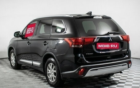 Mitsubishi Outlander III рестайлинг 3, 2018 год, 1 810 000 рублей, 7 фотография