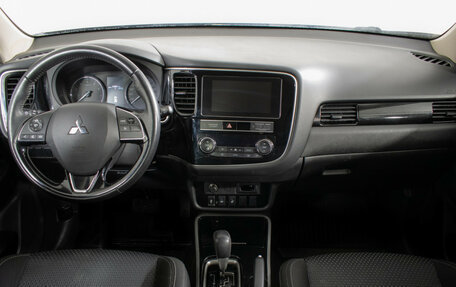 Mitsubishi Outlander III рестайлинг 3, 2018 год, 1 810 000 рублей, 11 фотография