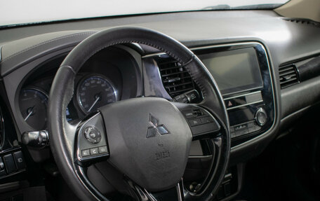 Mitsubishi Outlander III рестайлинг 3, 2018 год, 1 810 000 рублей, 13 фотография