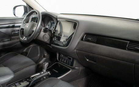 Mitsubishi Outlander III рестайлинг 3, 2018 год, 1 810 000 рублей, 9 фотография