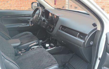 Mitsubishi Outlander III рестайлинг 3, 2017 год, 1 900 000 рублей, 3 фотография