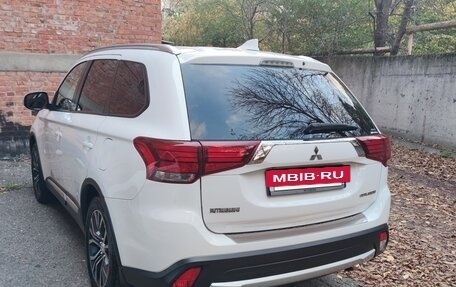 Mitsubishi Outlander III рестайлинг 3, 2017 год, 1 900 000 рублей, 2 фотография