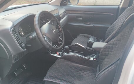 Mitsubishi Outlander III рестайлинг 3, 2017 год, 1 900 000 рублей, 5 фотография