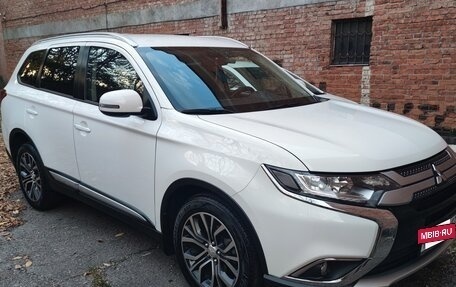 Mitsubishi Outlander III рестайлинг 3, 2017 год, 1 900 000 рублей, 9 фотография