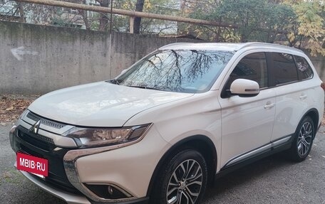 Mitsubishi Outlander III рестайлинг 3, 2017 год, 1 900 000 рублей, 10 фотография