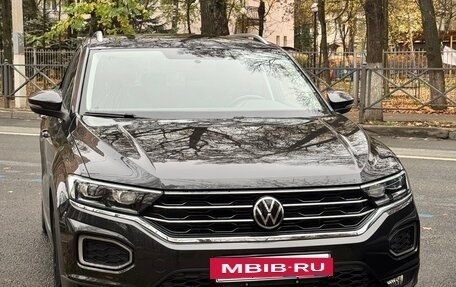 Volkswagen T-Roc I, 2021 год, 2 500 000 рублей, 2 фотография