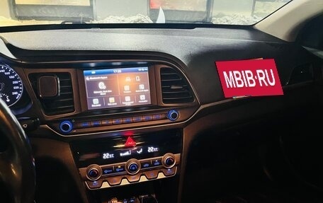 Hyundai Elantra VI рестайлинг, 2020 год, 1 000 000 рублей, 3 фотография