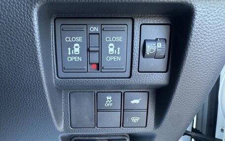 Honda Stepwgn, 2022 год, 1 750 000 рублей, 16 фотография