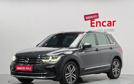 Volkswagen Tiguan II, 2021 год, 3 770 000 рублей, 1 фотография