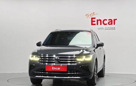 Volkswagen Tiguan II, 2021 год, 3 770 000 рублей, 3 фотография