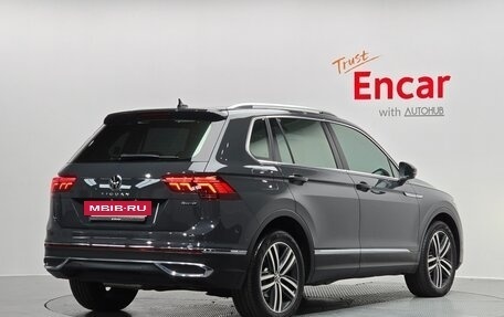 Volkswagen Tiguan II, 2021 год, 3 770 000 рублей, 2 фотография