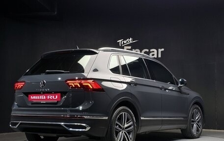 Volkswagen Tiguan II, 2022 год, 3 300 000 рублей, 2 фотография