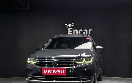 Volkswagen Tiguan II, 2022 год, 3 300 000 рублей, 3 фотография