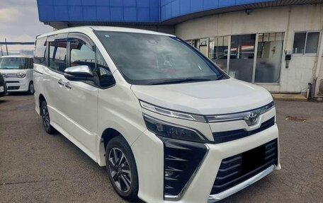 Toyota Voxy III, 2021 год, 1 954 000 рублей, 3 фотография