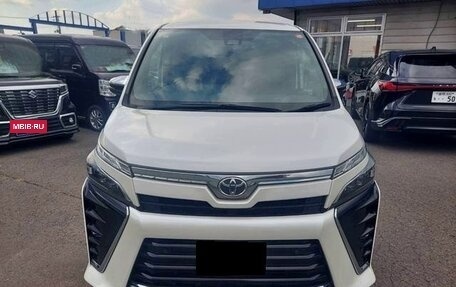 Toyota Voxy III, 2021 год, 1 954 000 рублей, 2 фотография