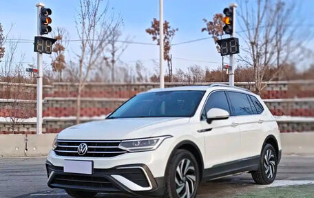 Volkswagen Tiguan II, 2022 год, 2 000 000 рублей, 3 фотография