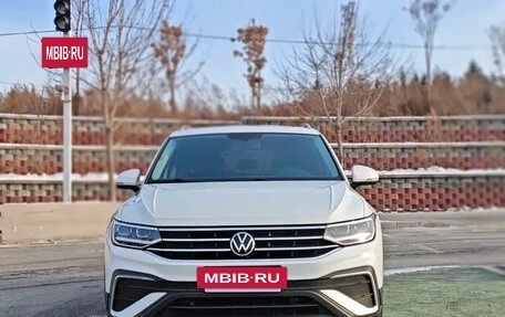 Volkswagen Tiguan II, 2022 год, 2 000 000 рублей, 2 фотография