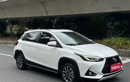 Toyota Yaris XP150 рестайлинг, 2022 год, 1 010 000 рублей, 1 фотография