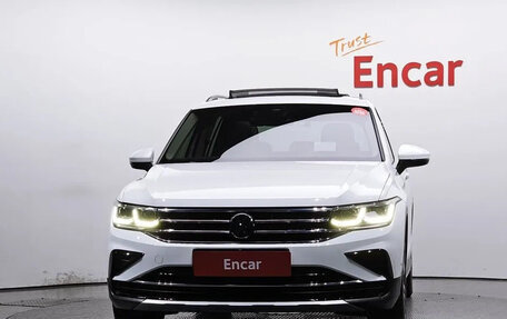 Volkswagen Tiguan II, 2022 год, 3 789 000 рублей, 2 фотография